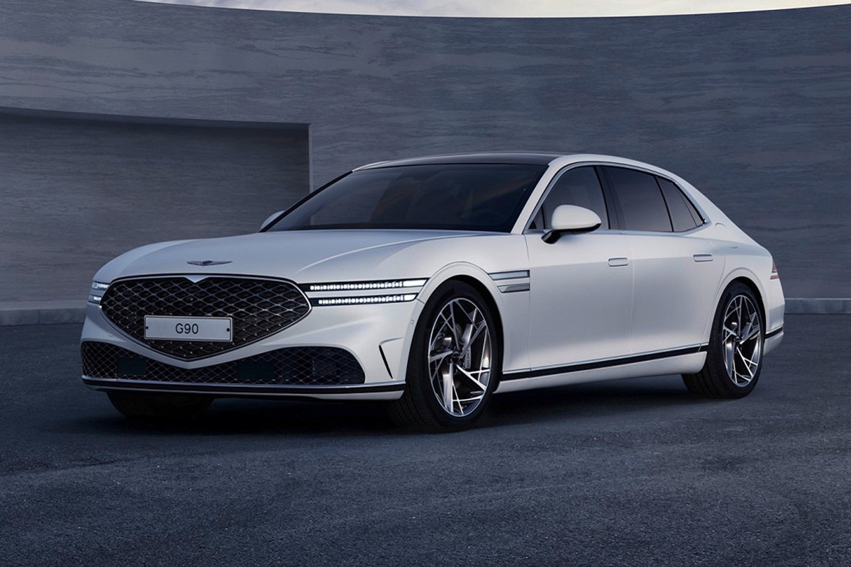 The New 2023 Genesis G90 Driven